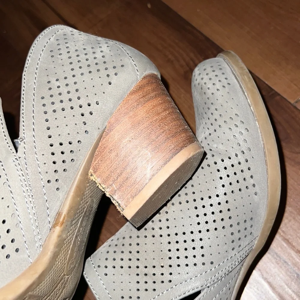 Baretraps - open sides gray booties - size 8 - Picture 5 of 9